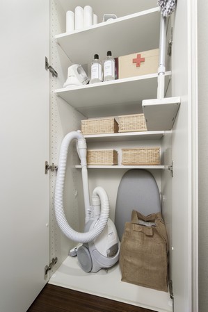 Directions to the model room (a word from the person in charge)