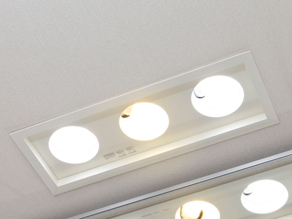 Bathing-wash room.  [Beautiful Light] Makeup illumination considered optimal light.