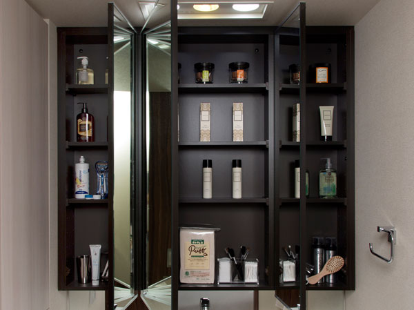 Bathing-wash room.  [Three-sided mirror back storage] With movable shelf storage depth is there that you can store plenty.