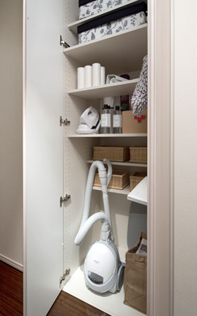 Receipt.  [Arrange shelf] It can be arranged freely according to the shape and use frequency of mono, Is a waste less easy-to-use Maeru compartment.