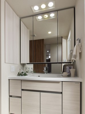 Such as make-up to optimal lighting, Vanity to make a clean by taking advantage of professional voice of the hair and makeup "beautiful dresser"