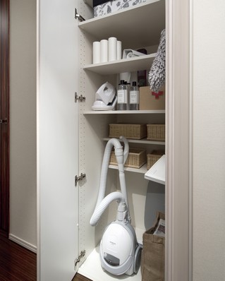 You can change the height and depth of the shelves to fit the shape and use frequency of mono "arrangement Shelf"