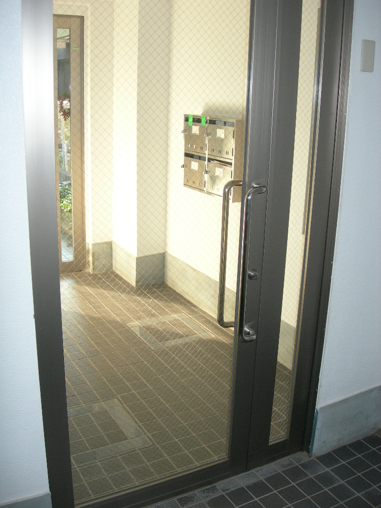 Entrance. Peace of mind auto-lock