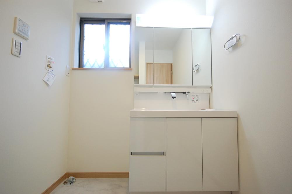 Wash basin, toilet. Example of construction