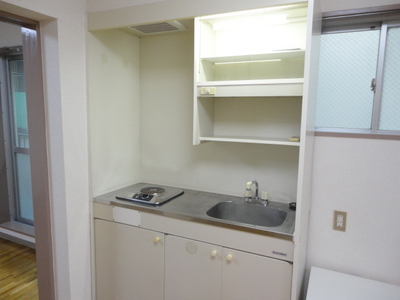 Kitchen. Stove Installed.