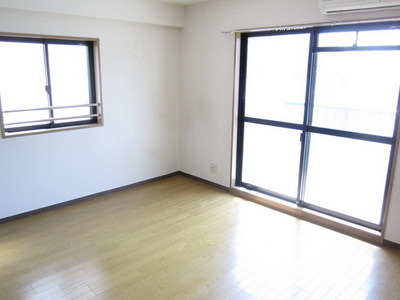 Living and room. ☆ Side window is a corner room only ☆