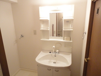 Washroom. Independent wash basin which is indispensable in the morning of the dressing! 