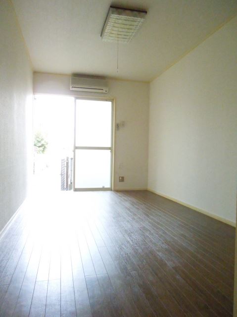 Living and room. ☆ Western-style room is 7.5 tatami rooms ☆