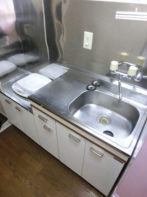 Kitchen. IH stove two-burner can be installed.