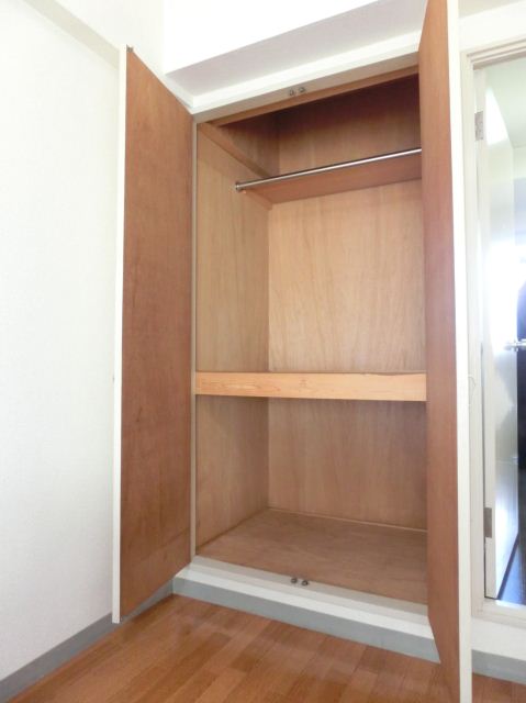 Receipt. Your luggage will go a lot in the three-stage storage.