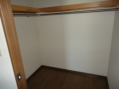 Receipt. Walk-in closet in the entrance side Western-style