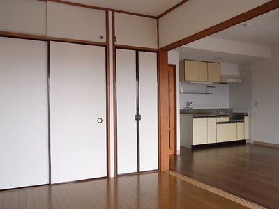 Living and room. ☆ Plenty of storage ☆