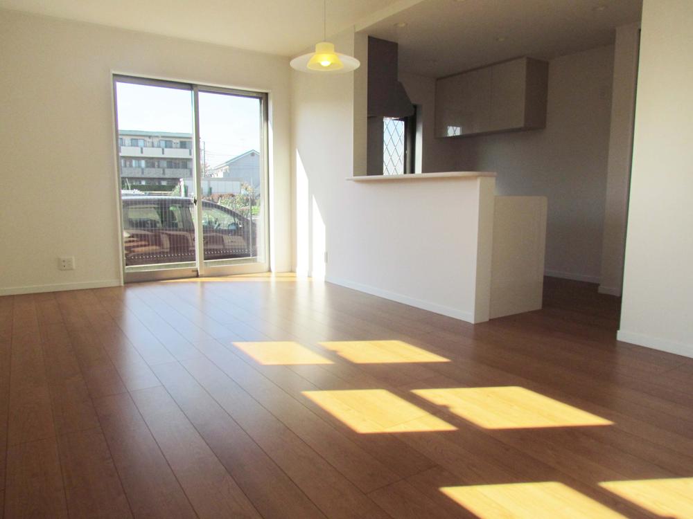 Living. ● three-sided lighting bright living