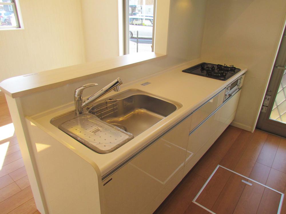 Kitchen. ● face-to-face kitchen conversation of family pleasant