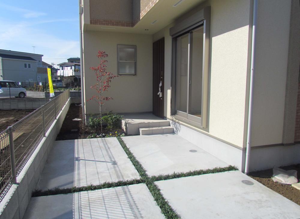 Parking lot. ● clear of car spaces