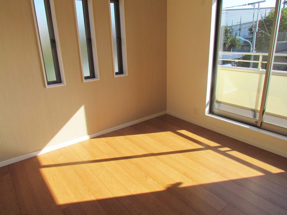 Non-living room. ● three-sided lighting bright Western-style