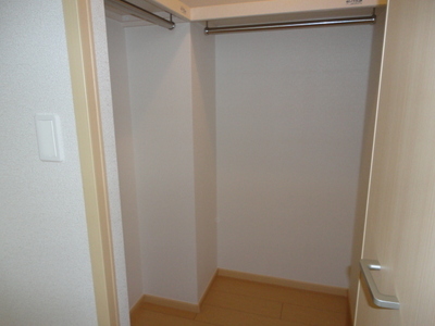 Receipt. Luggage retention's also safe in the walk-in closet!