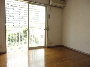 Living and room. Room 6 Pledge south