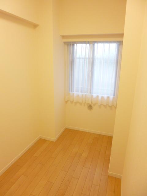 Non-living room. Western-style about 4.0 Pledge. With closet.