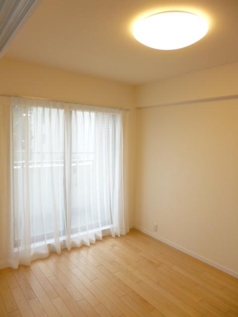 Non-living room. Western-style about 6.0 Pledge. Bright room on the south-facing.