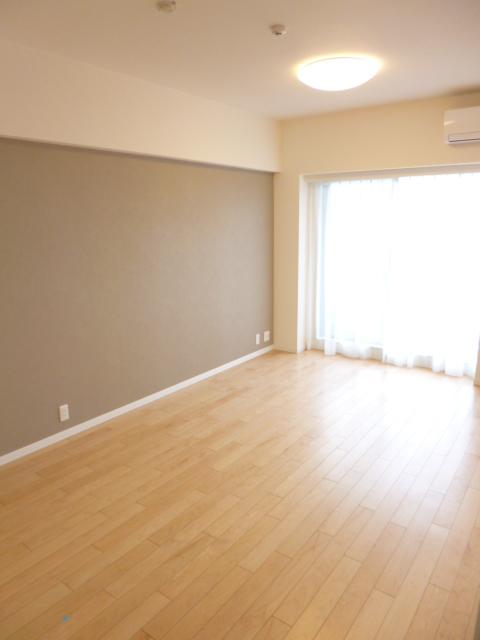 Living. South-facing living dining about 9.0 Pledge. Good per yang.