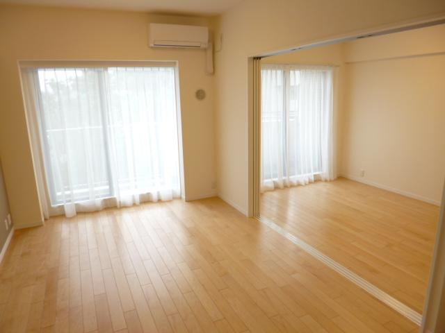 Living. It will open the Western-style door and open a sense of space.