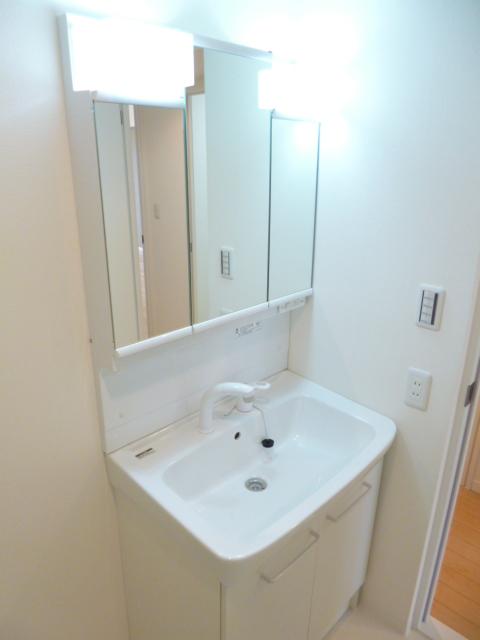 Wash basin, toilet. Because it is a specification of the head faucet shower was, It is also useful in cleaning.