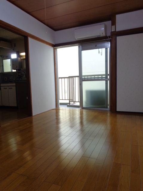 Living and room. ☆ Western-style is the flooring of the room ☆