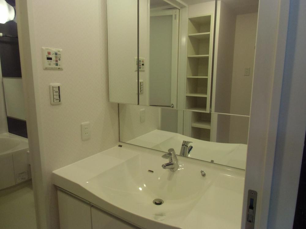 Wash basin, toilet. Wash basin