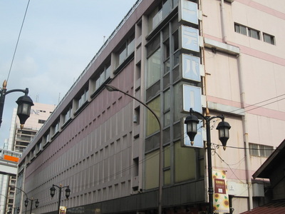 Shopping centre. First 440m until the department store (shopping center)