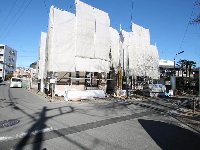Local appearance photo. Field landscape (B Building photo on the right) Under construction
