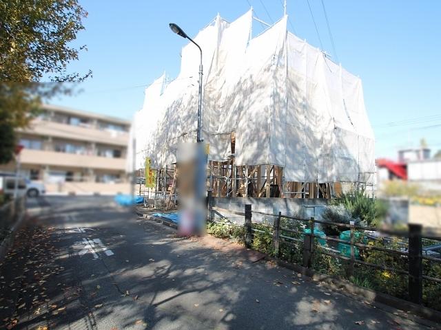 Local photos, including front road. Contact road situation