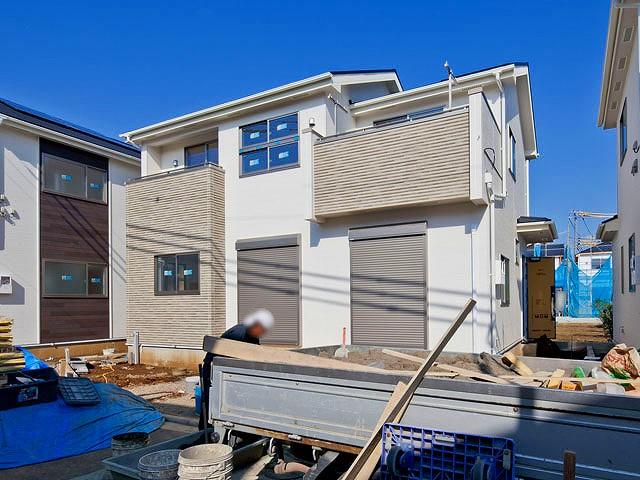 Local photos, including front road. The photograph is an image. 