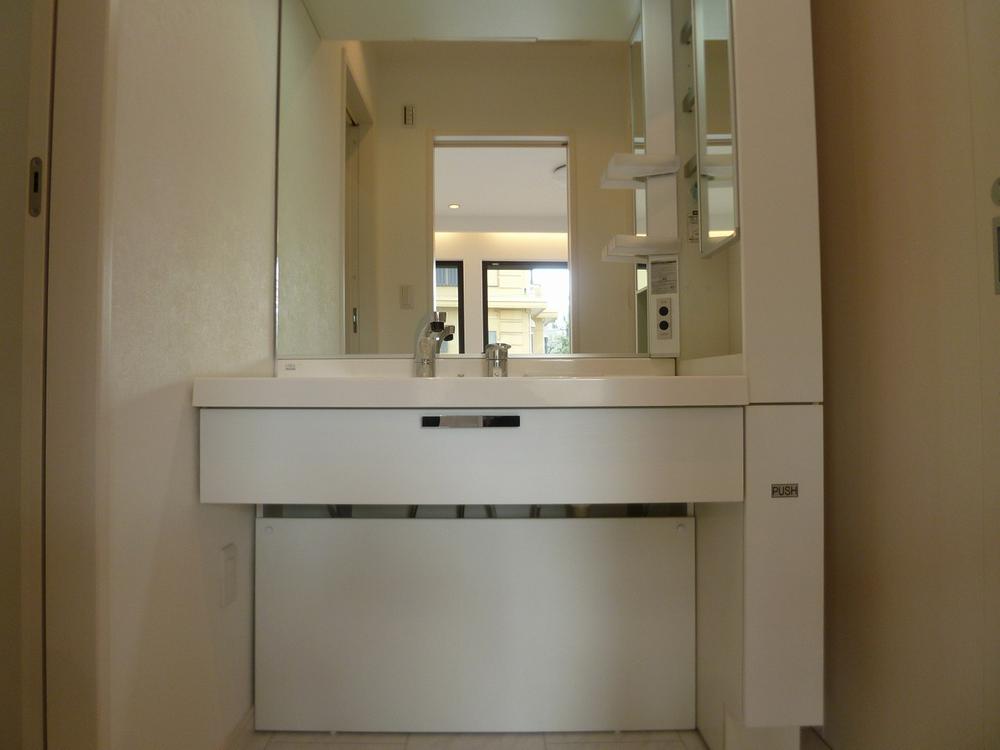 Wash basin, toilet. Wash basin