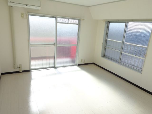 Living and room. 8.5 is the Pledge of large room ☆