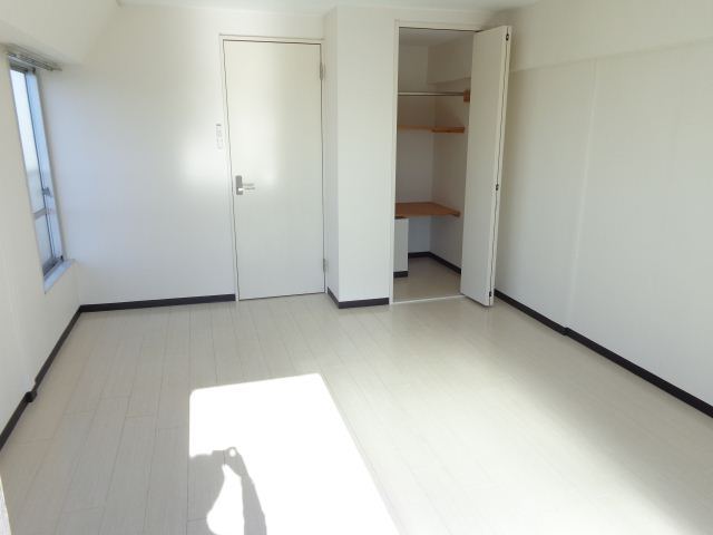 Living and room. Sunny flooring of the room ☆