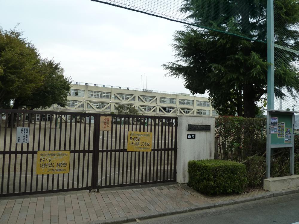 Primary school. 1300m to Kou elementary school