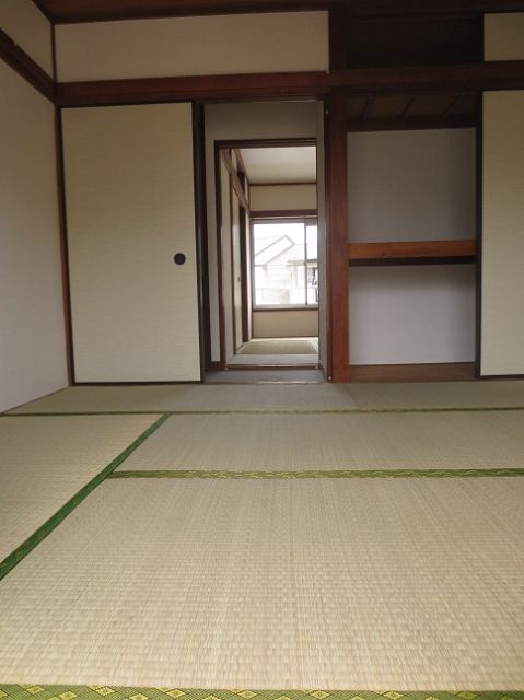 Living and room. Japanese-style rooms are good even as it is, Also good to lay something carpet
