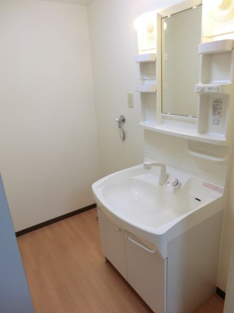Other Equipment. Independent wash basin ・ Washing machine in the room