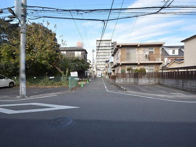 Local photos, including front road. 2-chome, contact road situation Tachikawa Shibasaki-cho 2013.12.17 the time of shooting