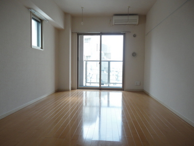 Living and room. 8 tatami room with a room!