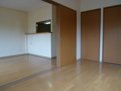 Living and room. 3 Maitobira dividing the Western and LDK will be housed in a wall portion