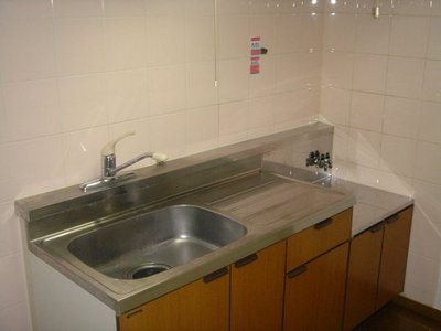 Kitchen. Put gas stove 2-neck! There are cupboard hanging on the top! 