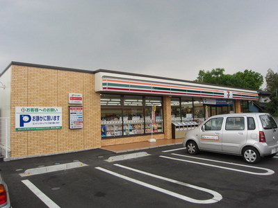 Convenience store. 650m to Seven-Eleven (convenience store)