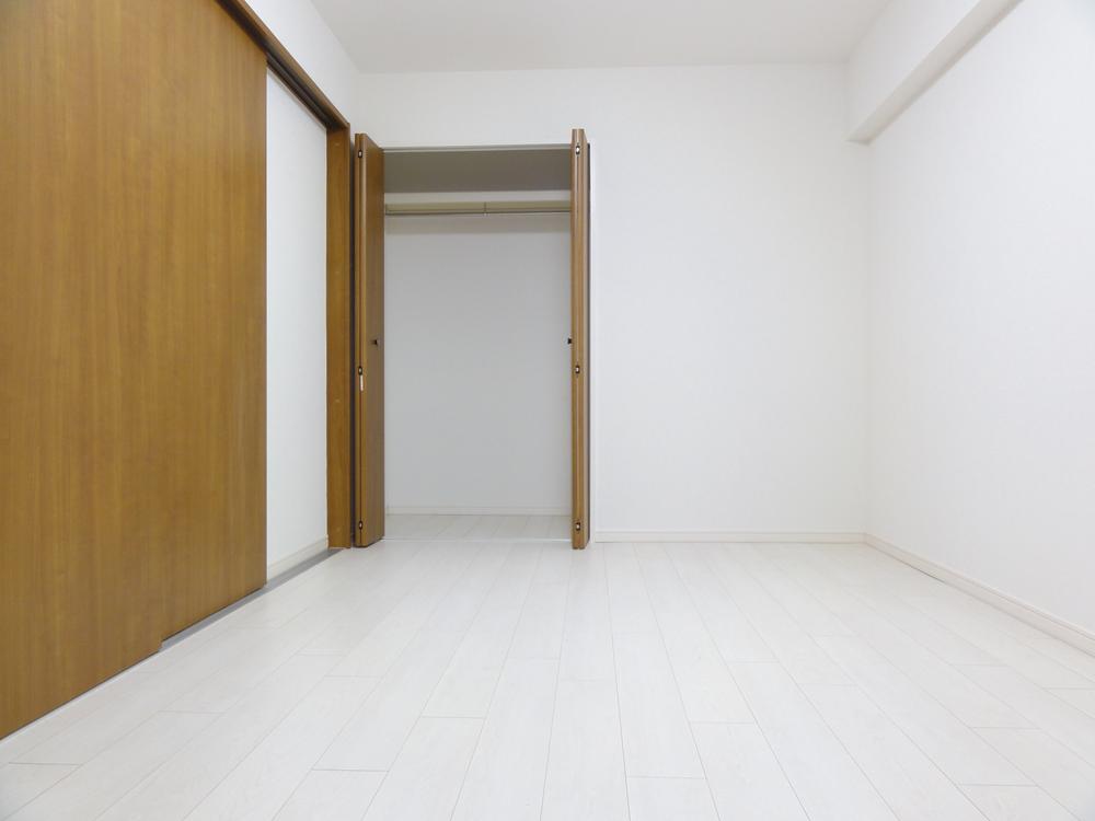 Non-living room. 6 Pledge with closet Western-style