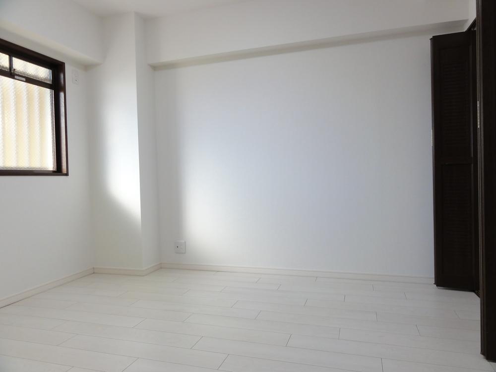 Non-living room. 5.6 Pledge with closet Western-style