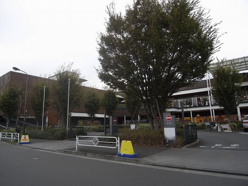 Shopping centre. 1300m until the young leaves zelkova Mall