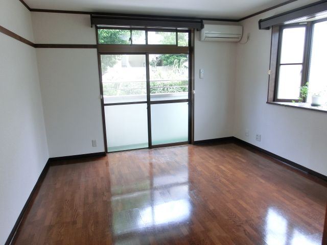 Living and room. This is an 8-pledge two sides lighting of the room of the spread ☆