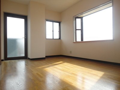 Living and room. Two-sided lighting per corner room! 