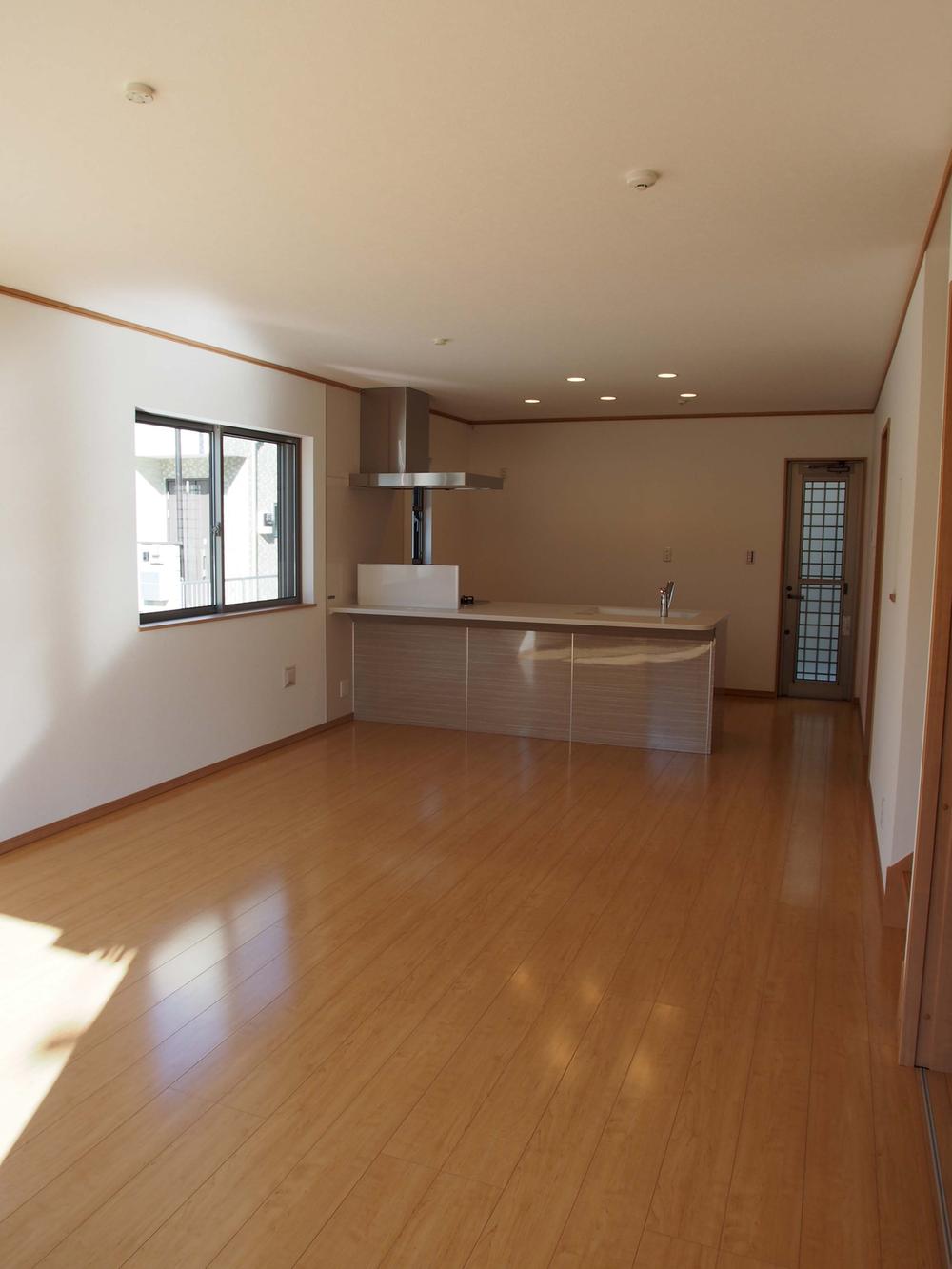 Living. Indoor (12 May 2013) Shooting Spacious is 18 quires more.